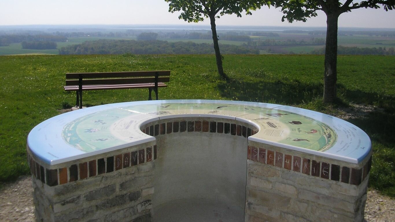 Table orientation du Croit <p>Au point de vue du Croît, une table d'orientation avec des vues imprenables sur la Champagne humide, avec ses lacs, forêts et champs.</p>