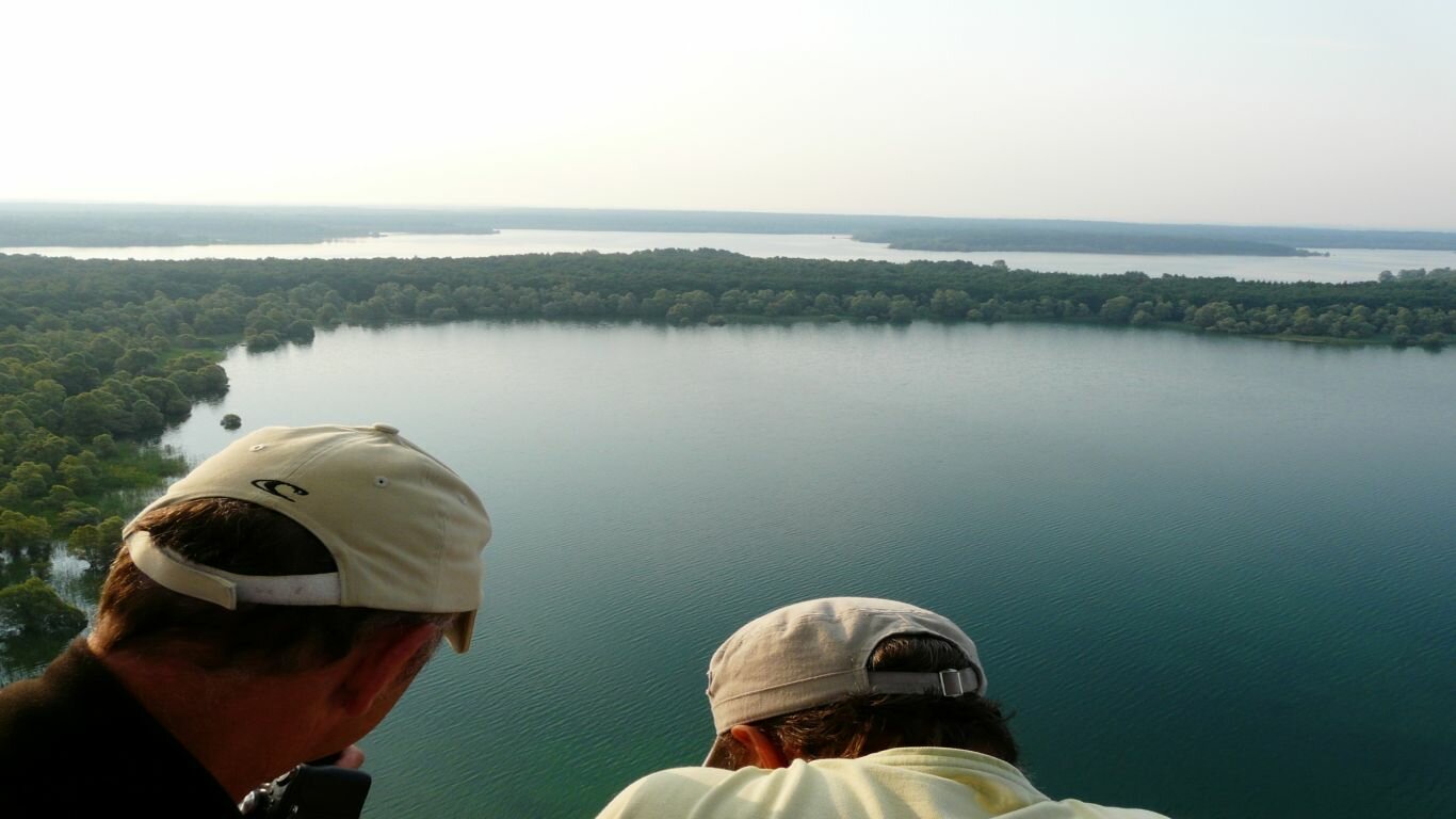 Vacances en Champagne <p>Découvrez le territoire des Lacs et du Parc naturel régional de la Forêt d'Orient, pour vos vacances ou un weekend, avec des hébergements à taille humaine.<br />
Pour vous : 3 lacs (Orient, Temple, Amance), près du Lac du Der, ports de plaisance, loisirs nautiques, voile, kite-surf, motonautisme, ski nautique, jet-ski, pêche, baignade.<br />
Un cadre naturel exceptionnel : forets profondes, étangs, randonnée à pied, à cheval, en vélo.<br />
Plus de 265 especes d'oiseaux, migration des grues, cygogne noire, observatoires.<br />
Une terre d'histoire, voies romaines, Templiers, sculpture Renaissance, musée Napoléon, ecomusée.<br />...</p>
