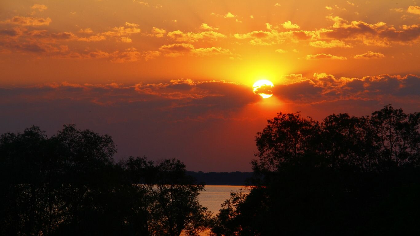 Coucher de Soleil <p>Coucher de soleil sur le Lac d'Orient.<br />
En mémoire d'Alan Oswald Rodgers, Néo-Zélandais, pilote de Lancaster (1923-1944).</p>