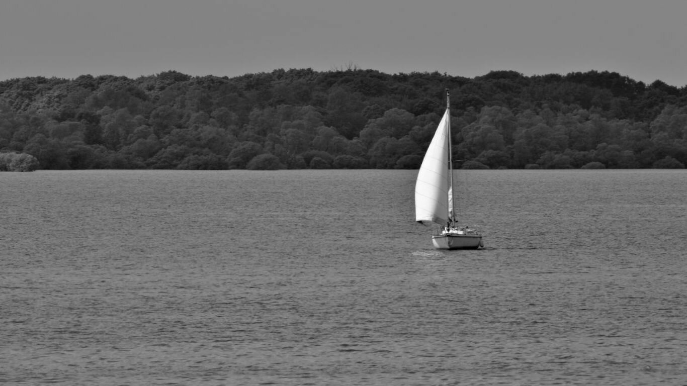 Toutes voiles dehors.... <p>Le lac d'Orient: loin du bruit des moteurs...vive la voile sur toutes ses formes.</p>